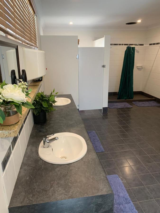 Donnybrook Hotel Wa Kültér fotó